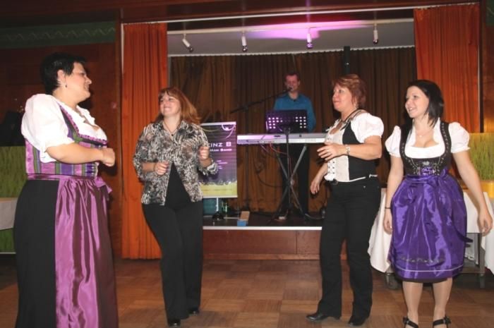 Alleinunterhalter Heinz B mit tanzenden Gästen bei Hochzeitsfeier