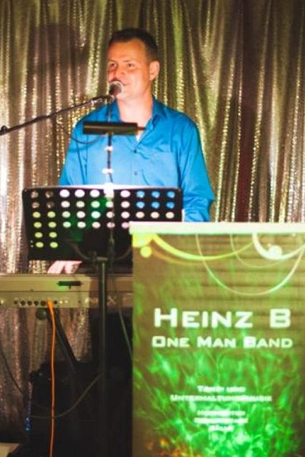 Musiker Heinz B mit tanzenden Gästen bei Hochzeitsfeier